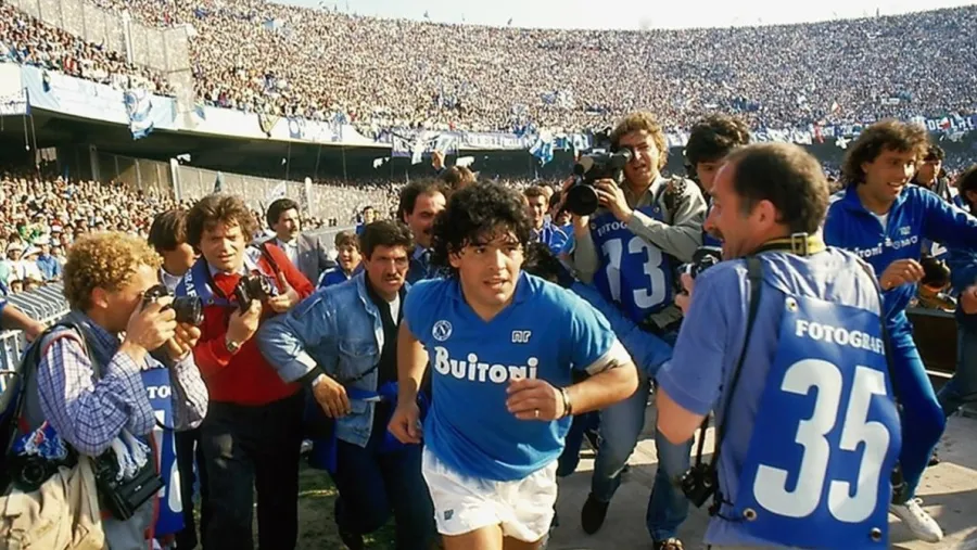 Maradona en el San Paolo Nápoli cambiará el nombre de su estadio en homenaje a Diego Armando Maradona