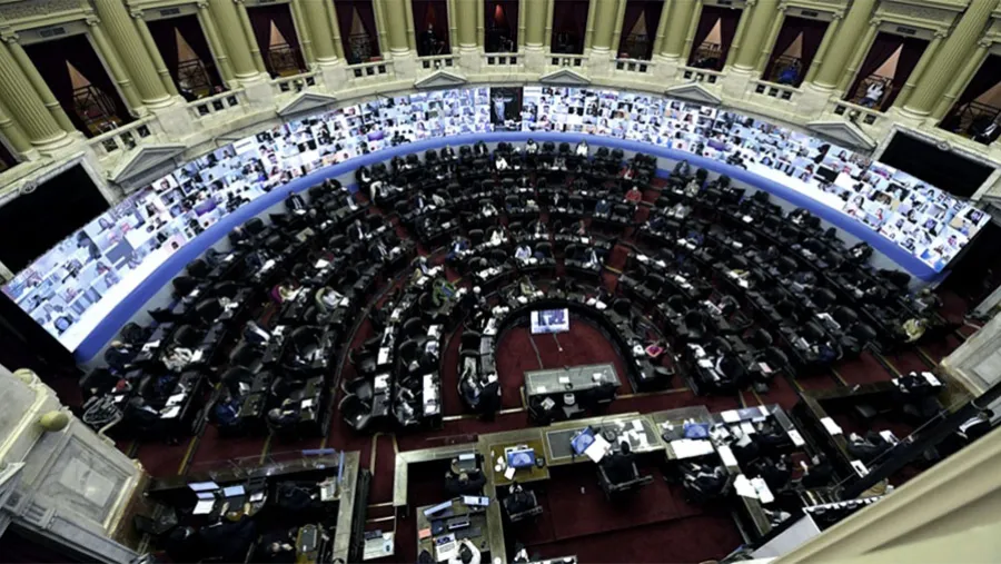 La discusión entre el oficialismo y la oposición está anudada en la forma de desarrollar la tarea legislativa mientras perdura el distanciamiento social. La discusión entre el oficialismo y la oposición está anudada en la forma de desarrollar la tarea legislativa mientras perdura el distanciamiento social.