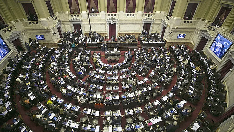 La Cámara de Diputados define si el DNU que propicia el oficialismo tendrá vigencia o no. Los votos se cuentan de a uno.
