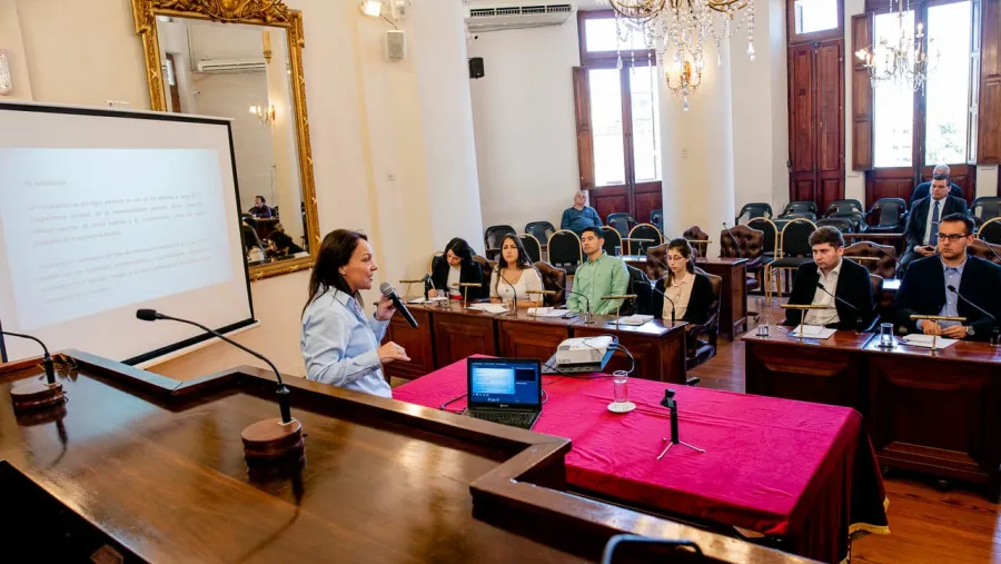 Etienot disertó ante estudiantes