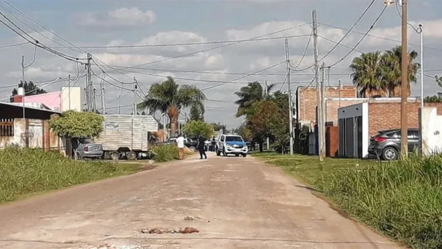 La balacera que terminó con el triple crimen se produjo a las 15 en calle Las Camelias, entre Ovidio Lagos y Mihura, de Paraná. La balacera que terminó con el triple crimen se produjo a las 15 en calle Las Camelias, entre Ovidio Lagos y Mihura, de Paraná.