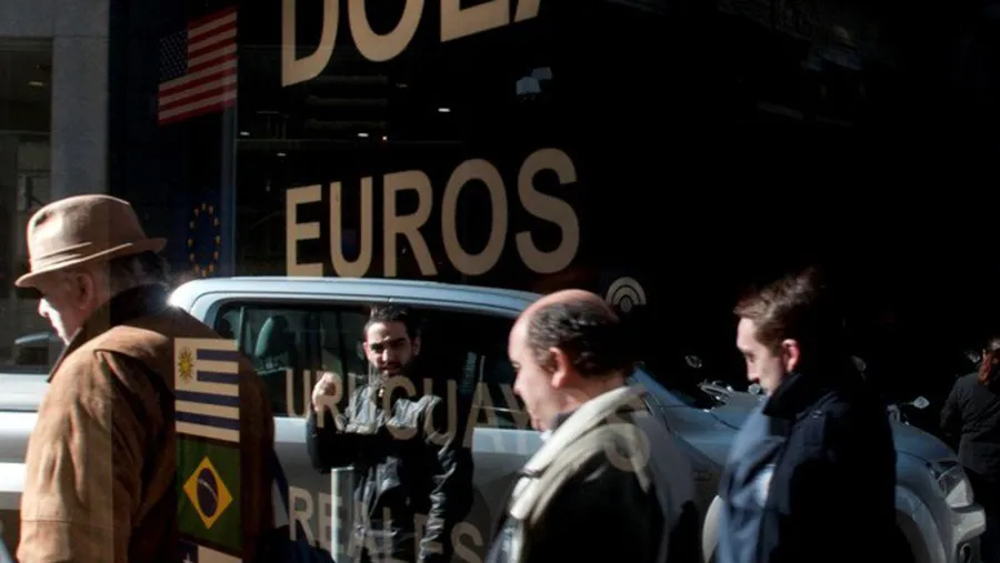 Alta demanda de dólares, una constante de las últimas semanas. Para mañana, los bancos reforzaron la liquidez en toda su red e incluso algunas entidades consideran extender el horario de atención al público.