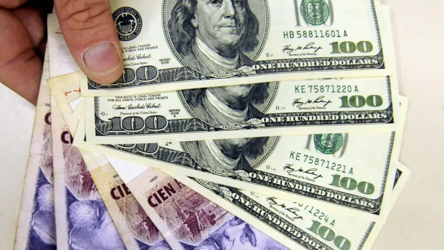 dolar y pesos