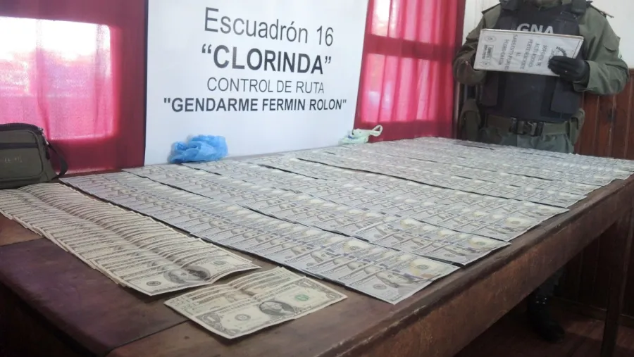 Fue hallado un total 34.161 dólares estadounidense, 21.930 pesos argentinos, dos mil pesos chilenos y 419 mil guaraníes. Fue hallado un total 34.161 dólares estadounidense, 21.930 pesos argentinos, dos mil pesos chilenos y 419 mil guaraníes.