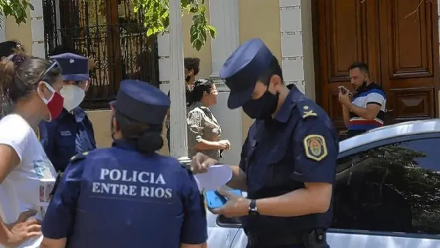Dolores Etchevehere estuvo acompañada por sus abogados, integrantes de Proyecto Artigas, la policía, un oficial de Justicia y un cerrajero. Dolores Etchevehere estuvo acompañada por sus abogados, integrantes de Proyecto Artigas, la policía, un oficial de Justicia y un cerrajero.