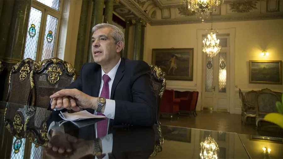 Julián Domínguez ya desempeñó el cargo de Ministro de Agricultura entre 2009 y 2011, durante el mandato de Cristina Fernández de Kirchner. Julián Domínguez ya desempeñó el cargo de Ministro de Agricultura entre 2009 y 2011, durante el mandato de Cristina Fernández de Kirchner.