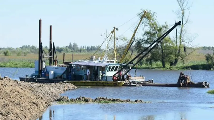 Crítica situación en Victoria: por la bajante, peligra la potabilización de agua. Y la draga “Rex” de Hidráulica de la provincia, en desuso en Villa Paranacito.