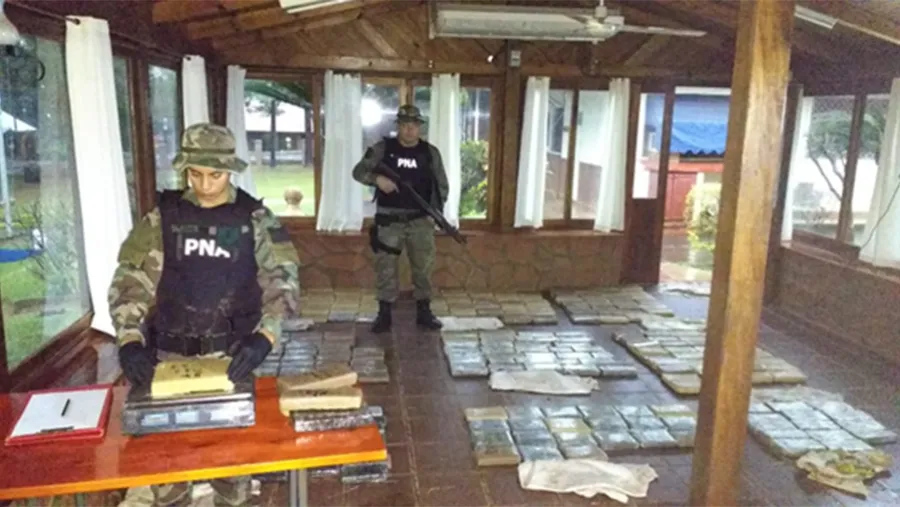 Los narcos fingieron haber tenido un accidente y caído al agua y así se pudo secuestrar la marihuana.