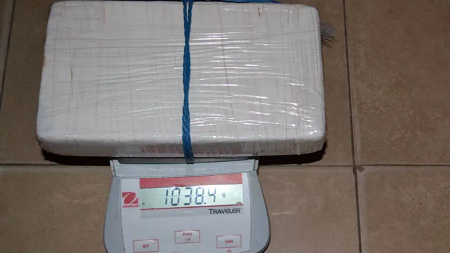 La cocaína secuestrada poseía un peso total 1 kilo 38 gramos. La cocaína secuestrada poseía un peso total 1 kilo 38 gramos.