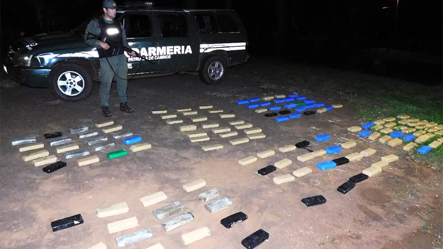 Personal dependiente del Escuadrón 10 “Eldorado” de Gendarmería Nacional incautó un total de 91 kilos con 916 gramos de marihuana. Personal dependiente del Escuadrón 10 “Eldorado” de Gendarmería Nacional incautó un total de 91 kilos con 916 gramos de marihuana.