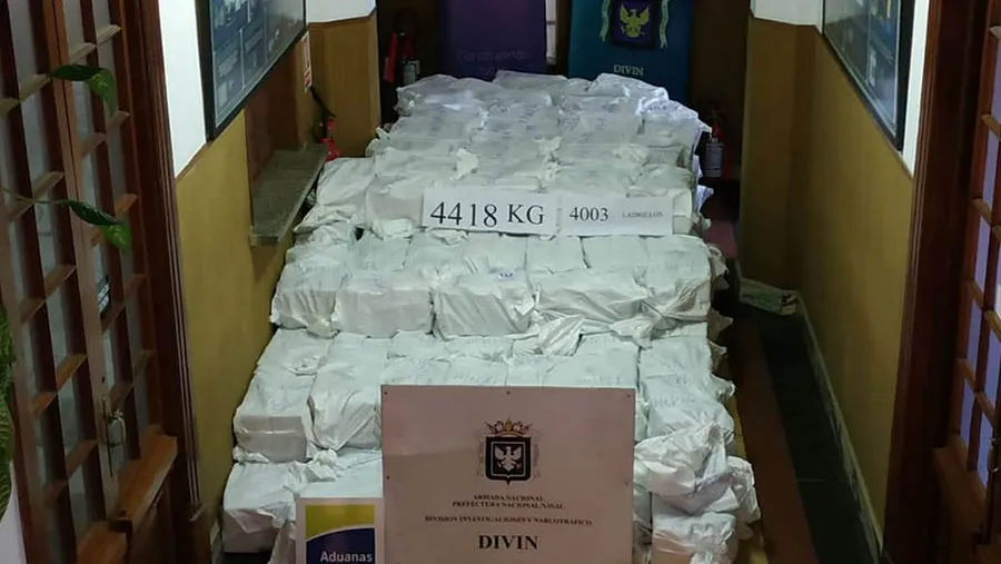 La cocaína decomisada en Uruguay tuvo un peso total de 4,4 toneladas. Es el mayor secuestro en la historia de ese país. La cocaína decomisada en Uruguay tuvo un peso total de 4,4 toneladas. Es el mayor secuestro en la historia de ese país.