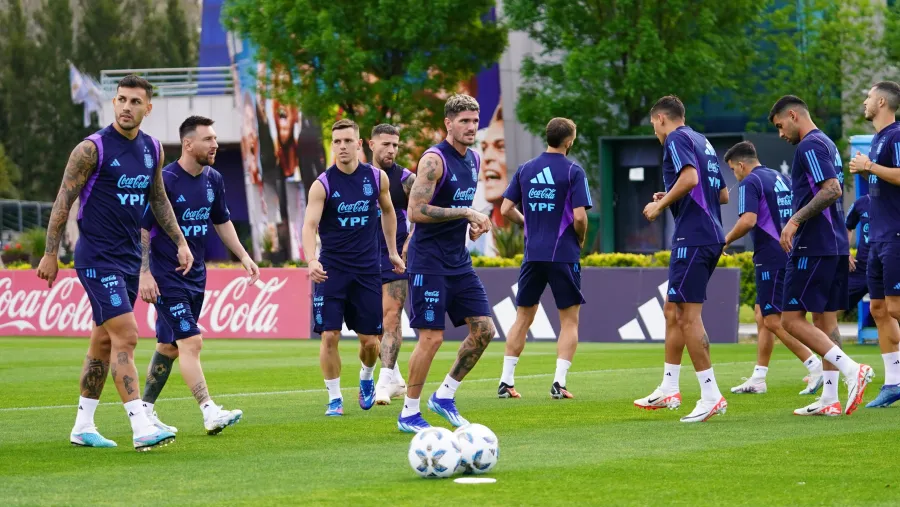 Lionel Messi entrenó a la par del grupo y su presencia parece encaminada ante Paraguay