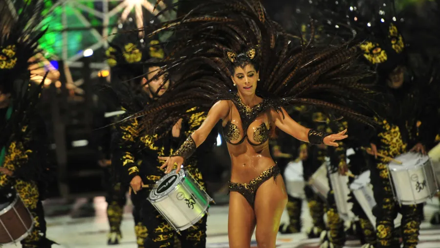 A partir de las 21.30 con el paso de las comparsas O Bahía, Papelitos y Ará Yeví se concretará la segunda de las diez noches programadas para la temporada 2020 del Carnaval del País. Los organizadores inauguran hoy el convenio firmado a nivel nacional con descuentos especiales para todos los jubilados afiliados a PAMI.