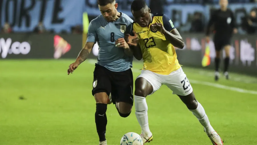 Uruguay venció a Ecuador sobre el final y lo superó en la tabla de las Eliminatorias