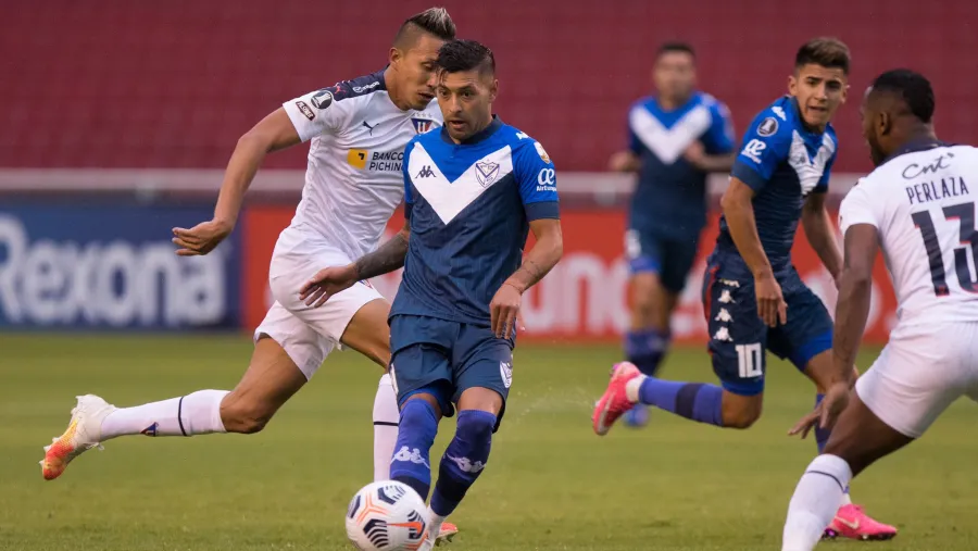 Vélez perdió en Quito ante Liga y quedó comprometido en la Copa Libertadores