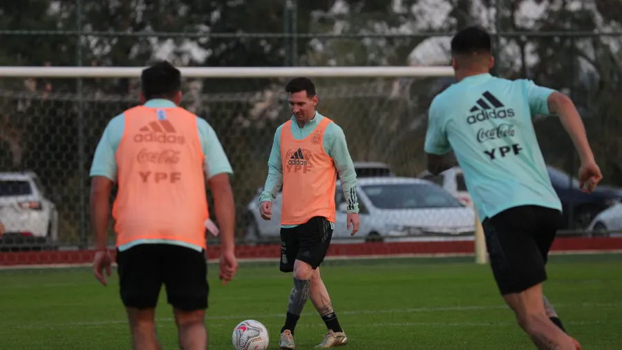 El director técnico de la selección nacional no paró una probable formación en el predio de Fluminense y crece la incertidumbre por el once que pondrá en cancha el sábado desde las 21 en la final ante Brasil. Este viernes será la última práctica antes de la definición en el Maracaná.