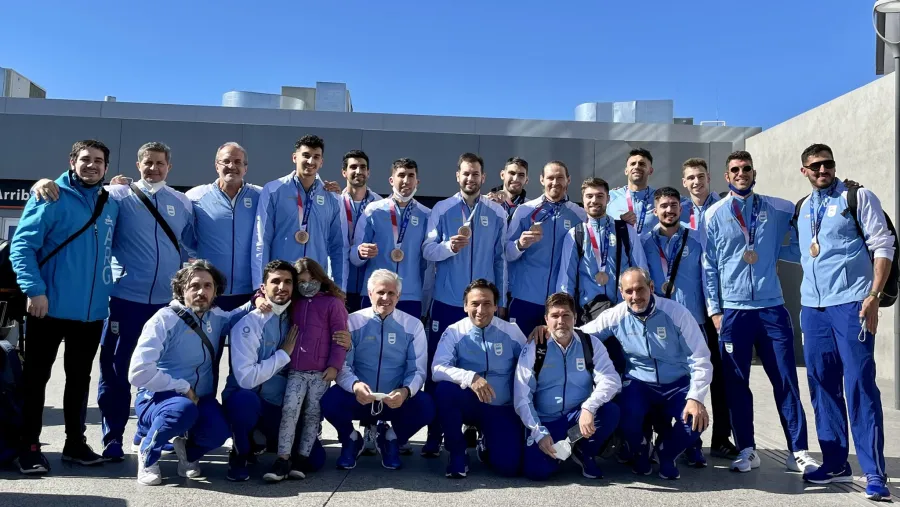 Vóley: los medallistas olímpicos volvieron a la Argentina