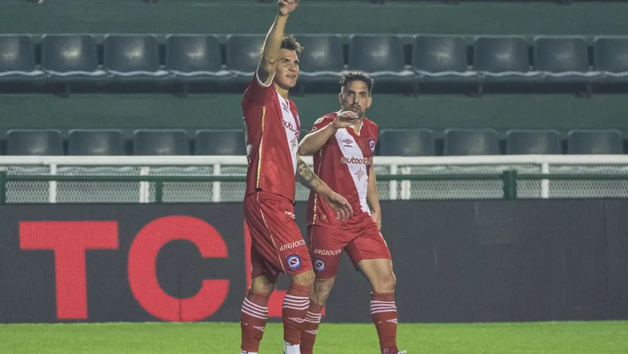 Con goles entrerrianos, Argentinos eliminó a Gimnasia La Plata de la Copa Argentina