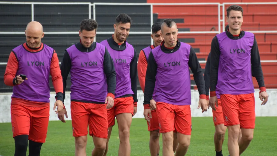 Sin descanso, Patronato se bajó del micro y entrenó en el Grella Sin descanso, Patronato se bajó del micro y entrenó en el Grella