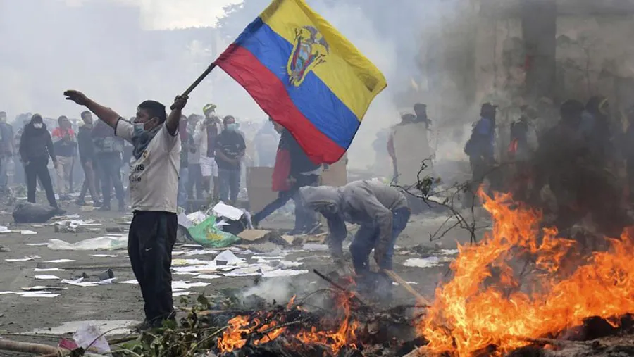 El presidente ecuatoriano, Lenin Moreno, ordenó salir a los militares a la calle para reprimir las protestas. El presidente ecuatoriano, Lenin Moreno, ordenó salir a los militares a la calle para reprimir las protestas.