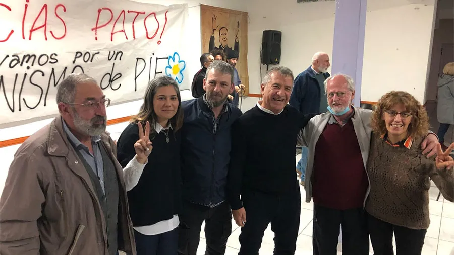 Urribarri y un grupo de militantes, entre ellos Massarotti y Grimalt.