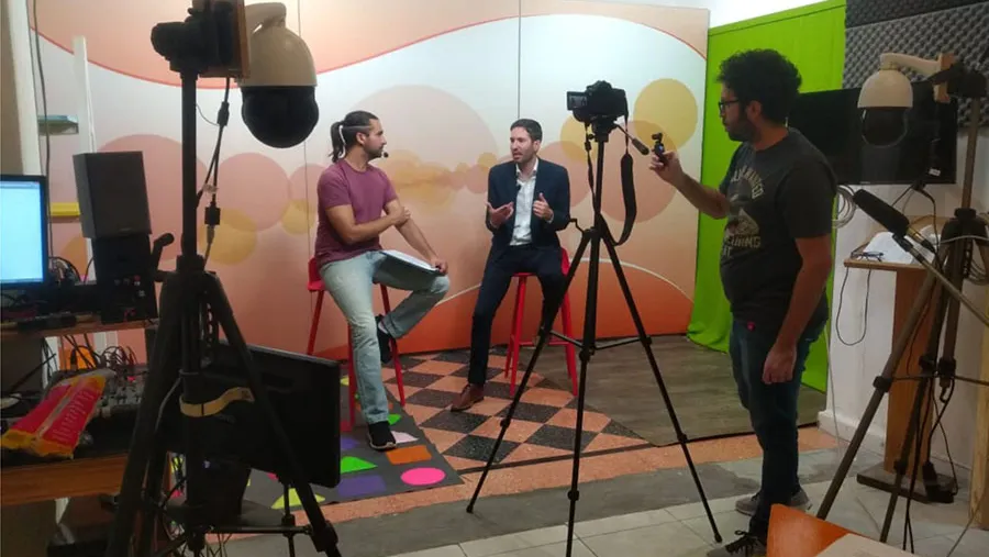 El programa de contenidos educativos producido por el Consejo General de Educación (CGE) se emitirá dos veces por semana en canales de cable de 56 localidades de la provincia y en redes sociales gubernamentales. El programa de contenidos educativos producido por el Consejo General de Educación (CGE) se emitirá dos veces por semana en canales de cable de 56 localidades de la provincia y en redes sociales gubernamentales.
