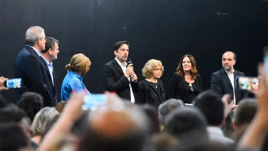 Nicolás Trotta, nuevo ministro de Educación nacional, junto a su equipo de trabajo.