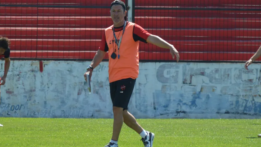 Patronato: Sciacqua ensayó con línea de cinco defensores para visitar a Atlético Tucumán Patronato: Sciacqua ensayó con línea de cinco defensores para visitar a Atlético Tucumán