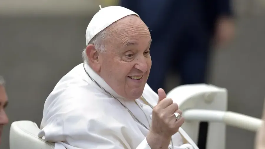 El Vaticano informó que el papa Francisco sufrió una crisis respiratoria asmática y sigue en estado “crítico”.