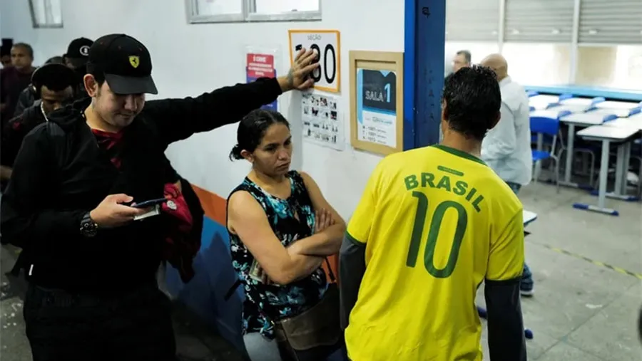 La gente hace cola para votar en un colegio electoral en Río de Janeiro, Brasil.