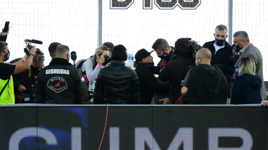 Maradona Maradona fue homenajeado en la previa de Gimnasia-Patronato, pero no se quedó al partido