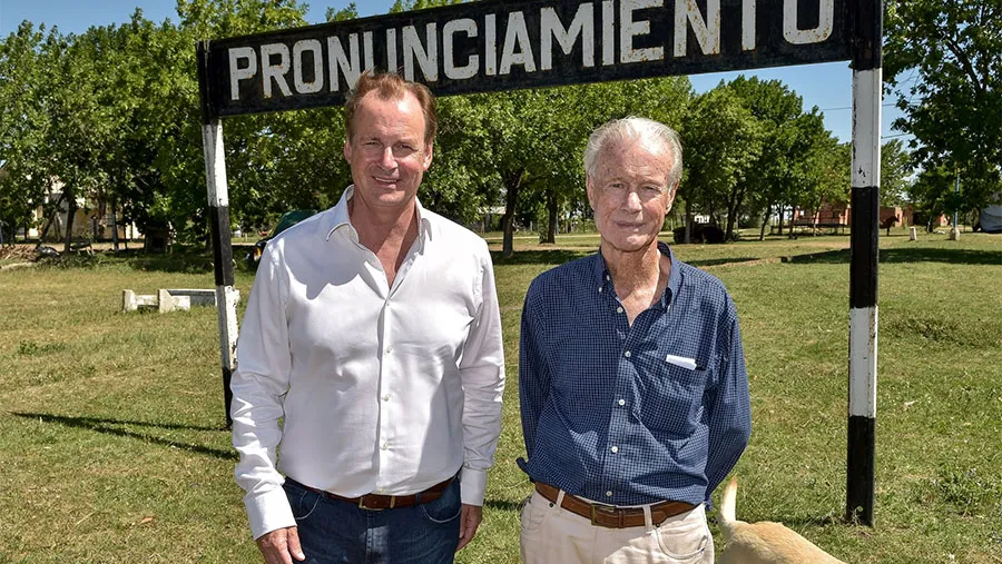 El gobernador junto a su padre, quien había nacido en Pronunciamiento hace 84 años.