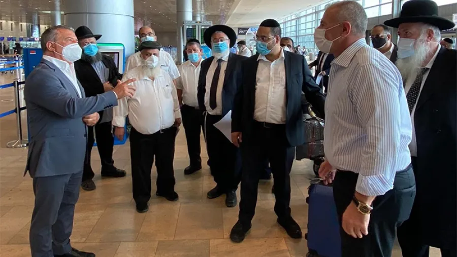 El embajador argentino en Israel, Sergio Urribarri, despidió en el aeropuerto de Tel Aviv a un grupo de rabinos que vendrá a la Argentina para certificar la faena de carne kosher.