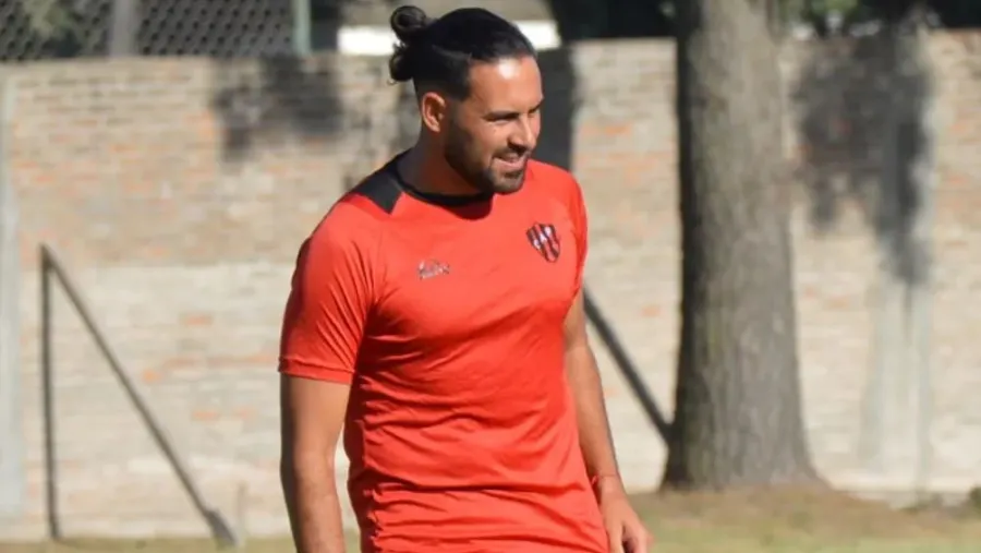 Patronato oficializó las llegadas del delantero Enzo Díaz y el defensor Joel Ghirardello