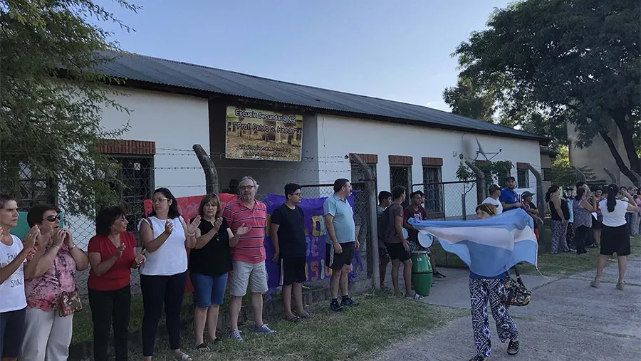 La comunidad educativa de la Escuela Pablo Haedo de Gualeguaychú realizó ayer un abrazo simbólico para protestar por el deterioro de su infraestructura y la ausencia del Estado provincial. (Fotos Ricardo Santellán). La comunidad educativa de la Escuela Pablo Haedo de Gualeguaychú realizó ayer un abrazo simbólico para protestar por el deterioro de su infraestructura y la ausencia del Estado provincial. (Fotos Ricardo Santellán).
