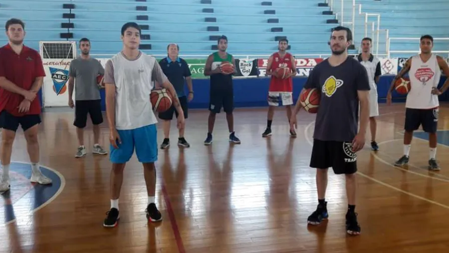Plantel de Echagüe Con "Cachi" Bonell y la sorpresiva vuelta de Ruiz Moreno, Echagüe inició las prácticas