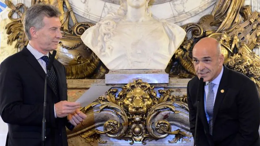 Mauricio Macri y Gustavo Arribas envueltos en un escándalo de espionaje ilegal con seguimientos, filmaciones, fotos y el listado secreto de políticos, empresarios y periodistas “pinchados”.