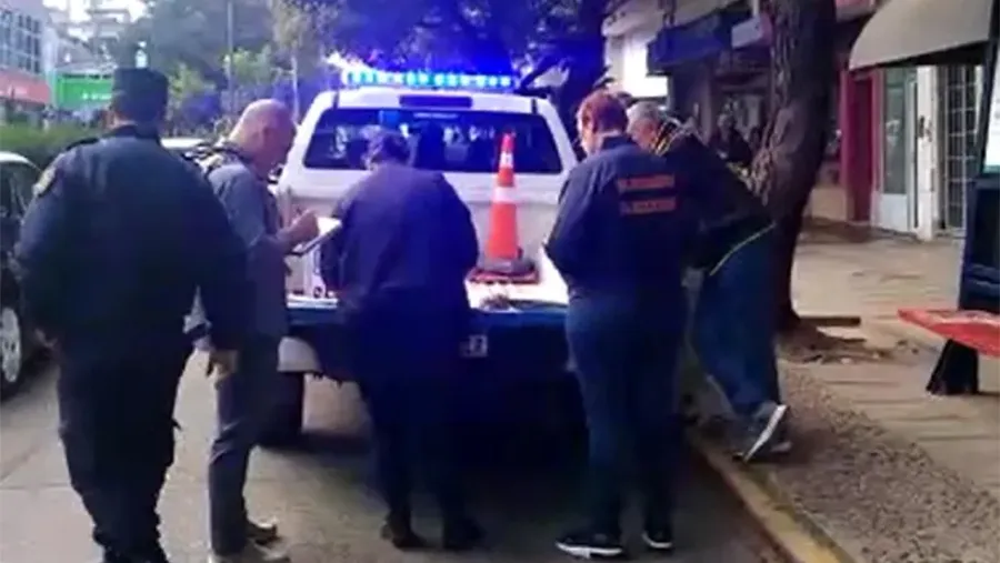 Una mujer intentó extraer dinero de cajeros automáticos utilizando 22 tarjetas de débitos pertenecientes a planes sociales.