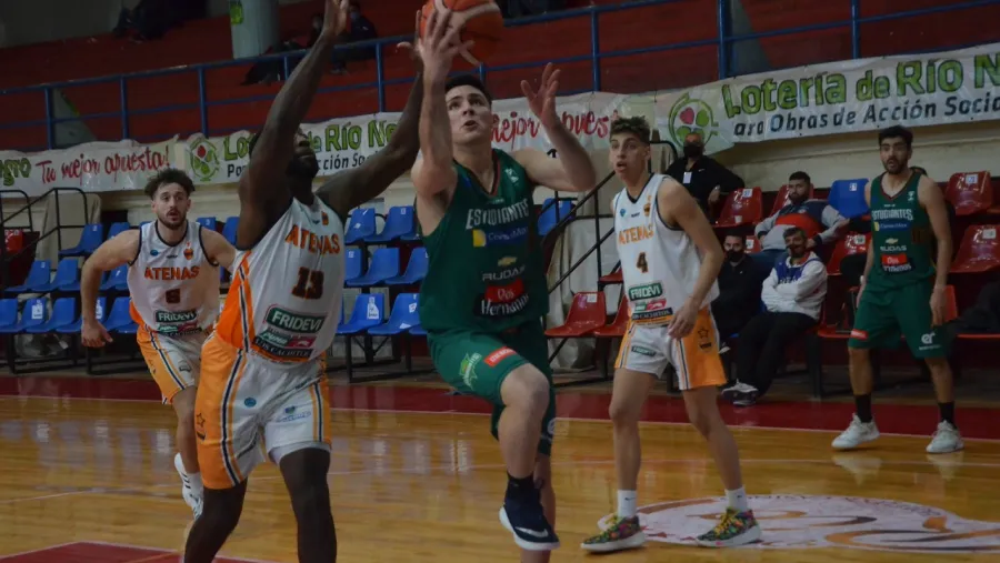 Básquet: Villa Mitre lo cerró mejor y se adelantó ante Estudiantes de Concordia