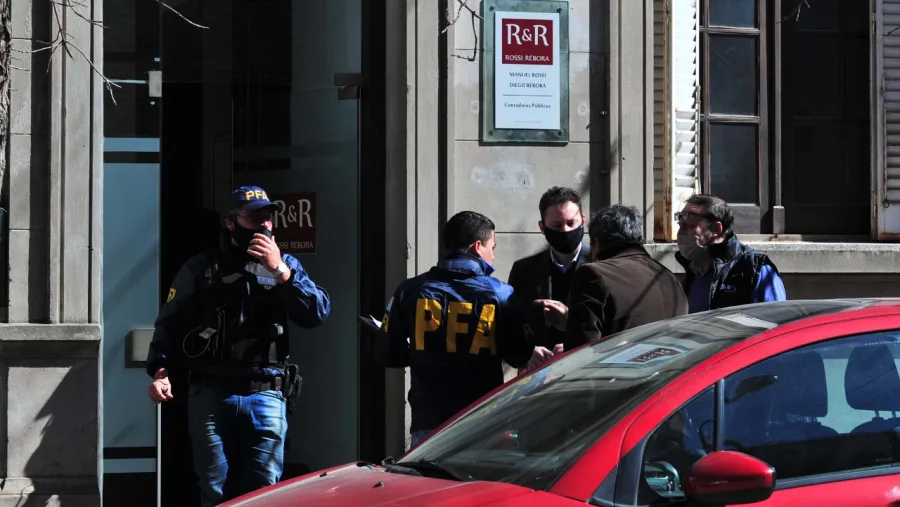 AFIP allanó un estudio contable por una causa que involucra a Cristina Fernández AFIP allanó un estudio contable por una causa que involucra a Cristina Fernández