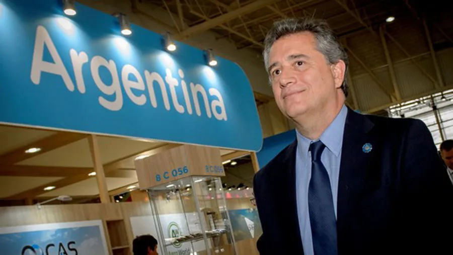 Luis Etchevehere inició hoy una gira oficial por Bangladesh e India.