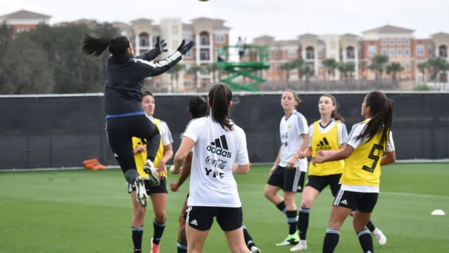 Fútbol: con presencia entrerriana, la selección argentina femenina practicó en Orlando