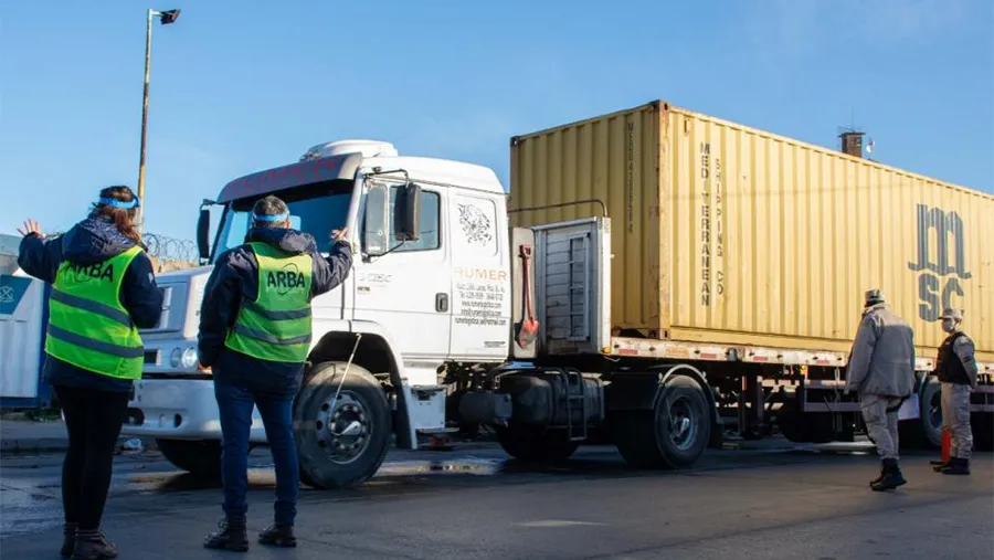 La mayor evasión está en los que burlan las cargas tributarias en gran escala, no en el pequeño comercio de barrio que vende “en negro”.