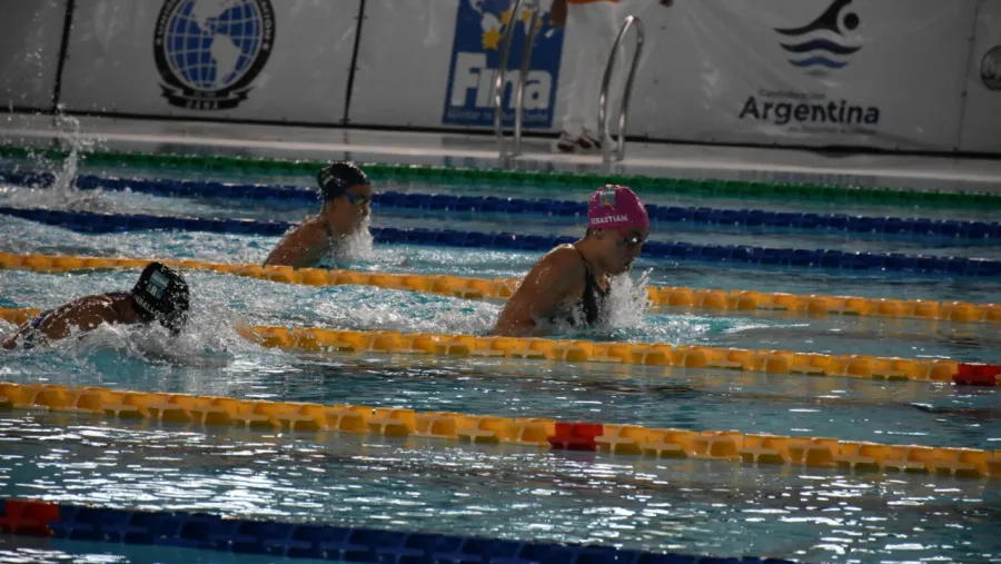 Julia Sebastián y Virginia Bardach sumaron dos oros en el Sudamericano de Natación