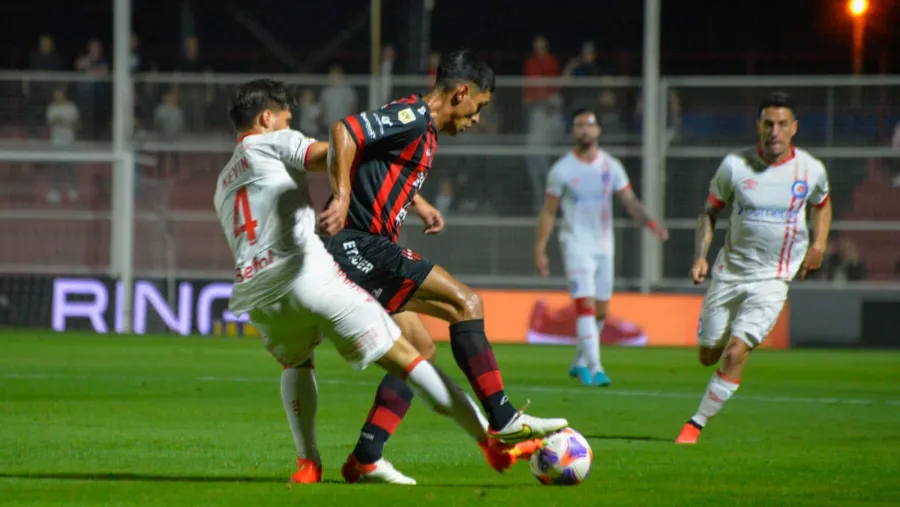 Patronato tuvo la victoria, pero no acertó un penal sobre la hora y empató con Argentinos Patronato tuvo la victoria, pero no acertó un penal sobre la hora y empató con Argentinos