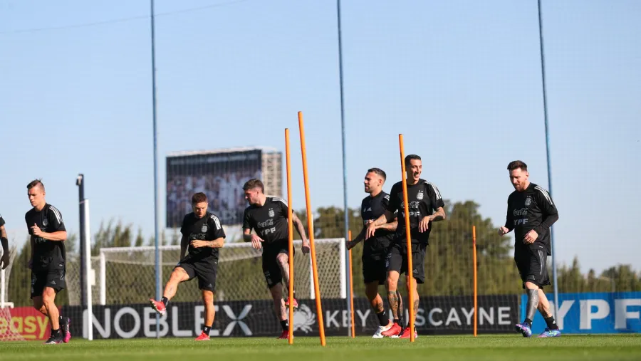 Con la presencia de Messi, Argentina realizó su primer ensayo a plantel completo en Ezeiza Con la presencia de Messi, Argentina realizó su primer ensayo a plantel completo en Ezeiza