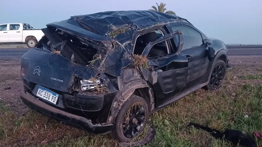 El despiste y posterior vuelco del Citroën se registró en inmediaciones del kilómetro 283 de la Ruta Nacional N° 12. Lamentablemente, una mujer falleció.