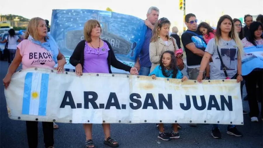 Mauricio Macri está denunciado por espiar a los familiares de los 44 tripulantes fallecidos en el submarino ARA San Juan. Mauricio Macri está denunciado por espiar a los familiares de los 44 tripulantes fallecidos en el submarino ARA San Juan.