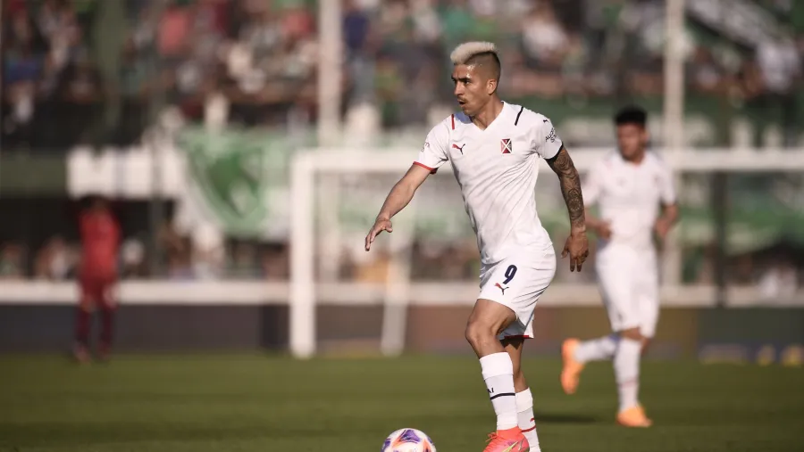 Independiente reaccionó a tiempo, venció a Sarmiento y le dio una mano a Patronato