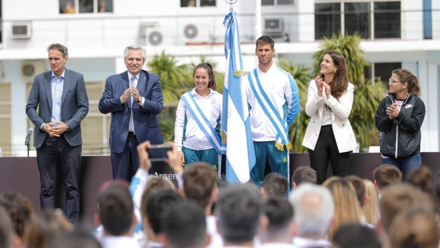 Agustín Vernice y Rocío Sanchez Moccia recibieron la bandera argentina para los Odesur Agustín Vernice y Rocío Sanchez Moccia recibieron la bandera argentina para los Odesur